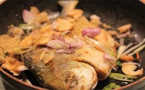 Tẩm ướp cá cho ngấm đều gia vị để kho cá ngon hơn. 