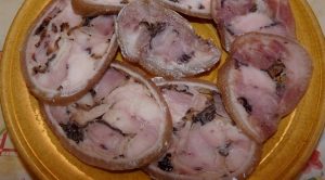 Thịt chân giò mềm ngọt kết hợp cùng nấm giòn ăn rất lạ miệng.