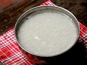 Ngâm gạo nếp qua đem với nước gio(tro).